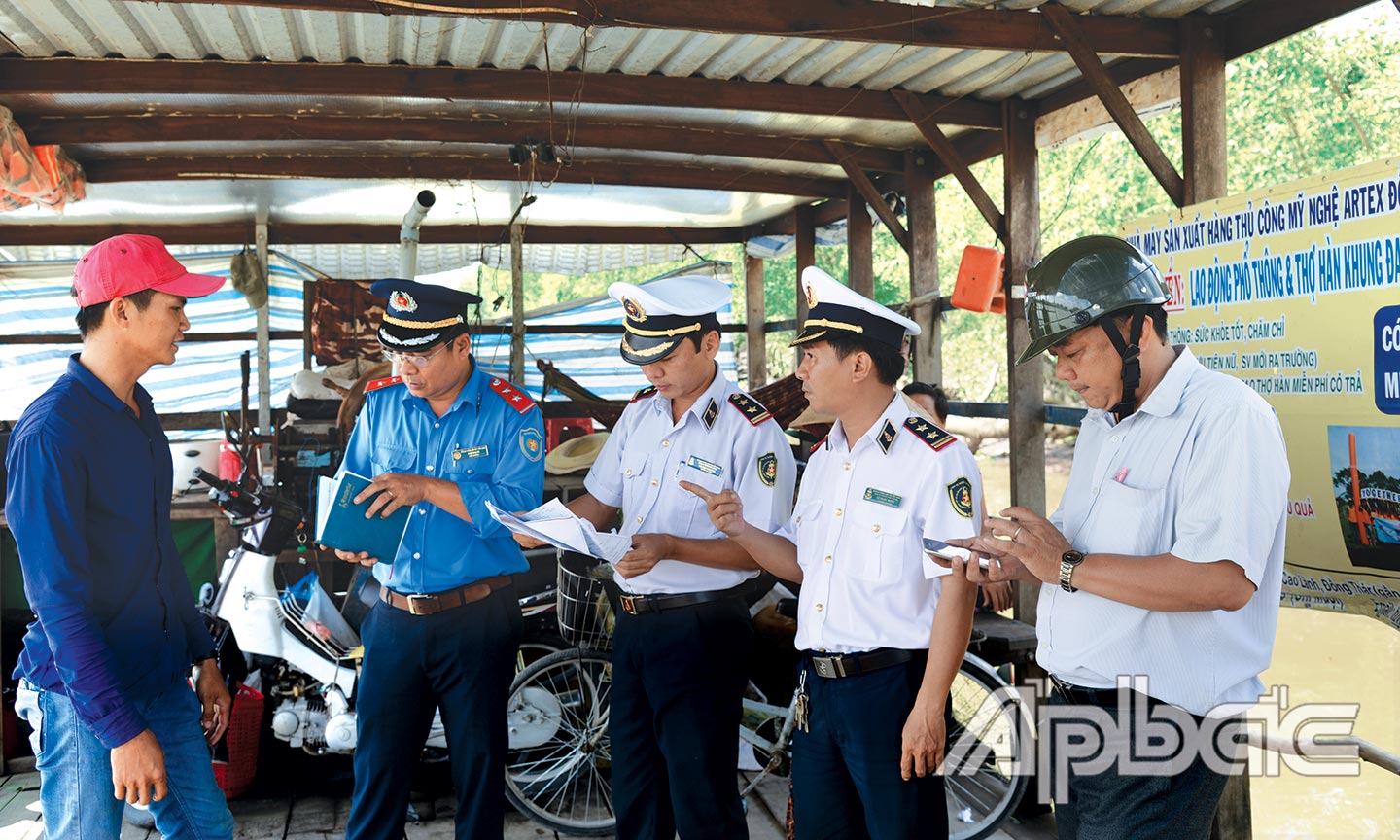 Thanh tra Sở phối hợp lực lượng Cảng vụ đường thủy nội địa kiểm tra phương tiện thủy.