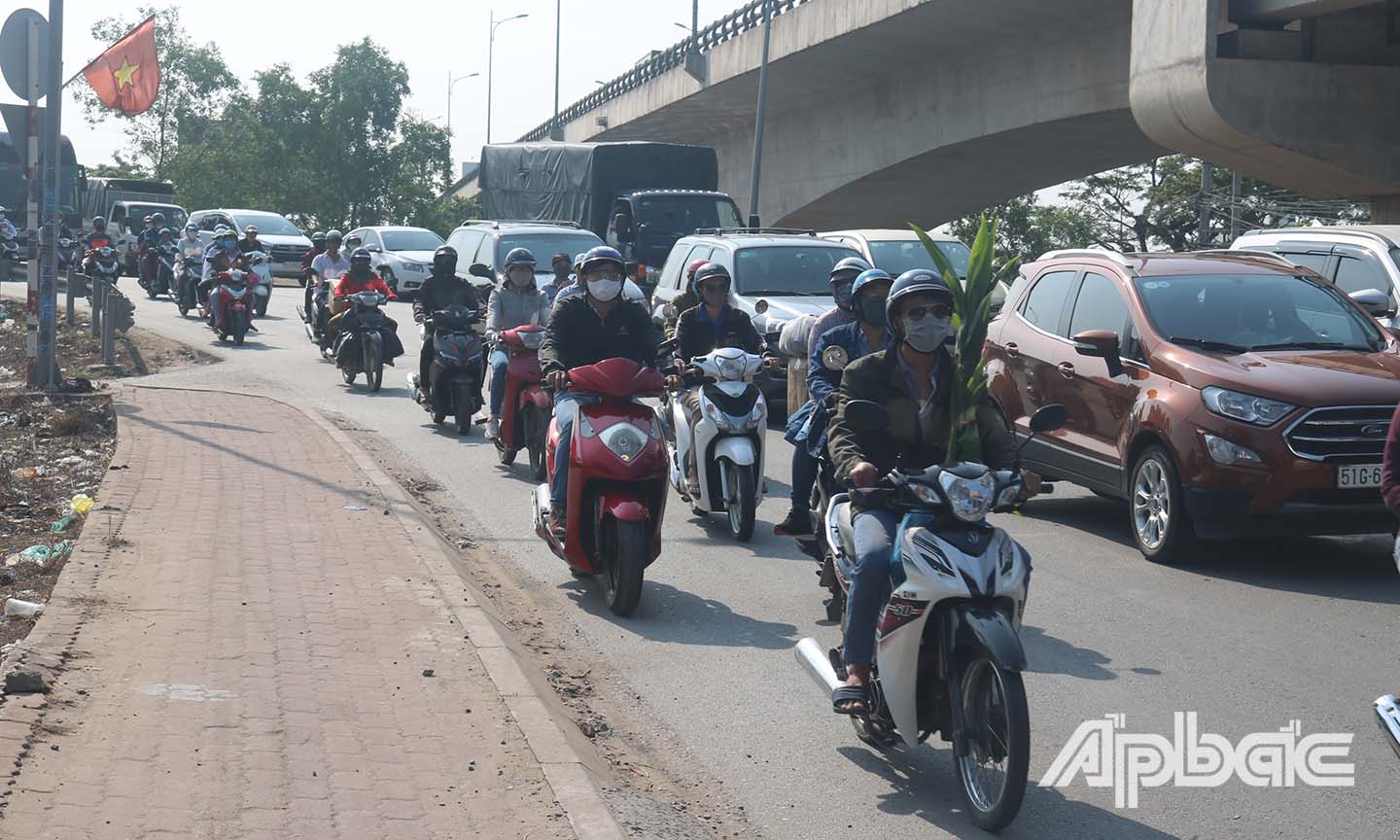 Các phương tiện di chuyển qua cầu Kênh Xáng.