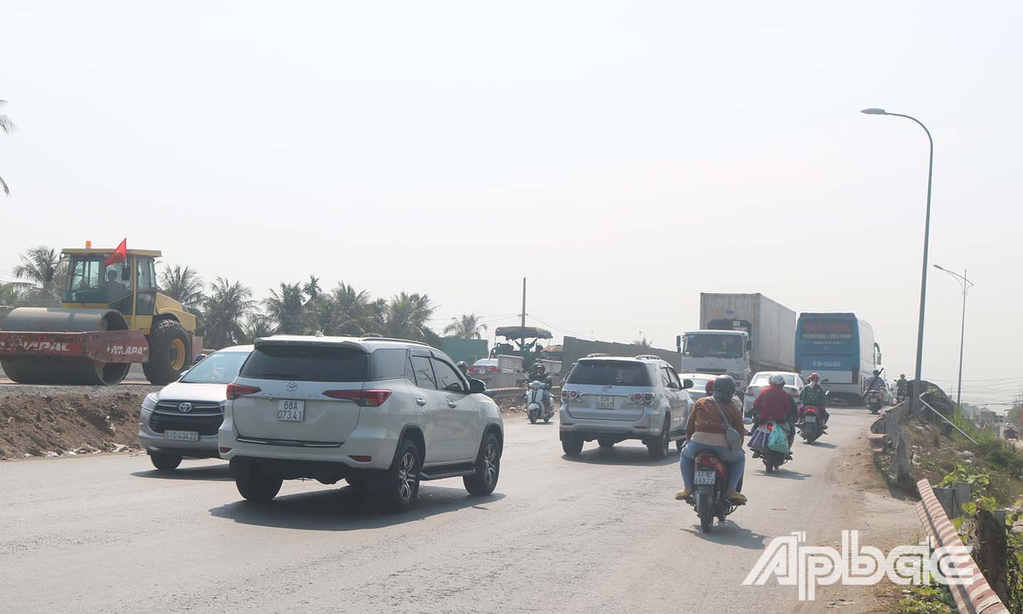 Các phương tiện di chuyển chậm khi qua cầu Rượu.
