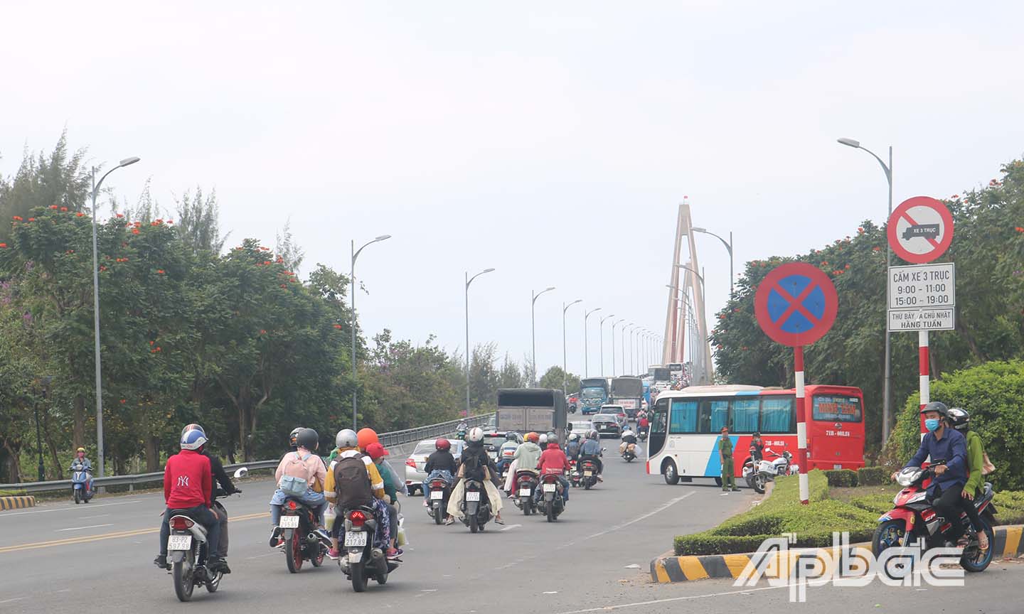 CSGT điều tiết giao thông ở Quốc lộ 60 và cầu Rạch Miễu.