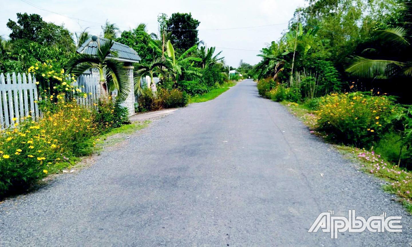 Đường giao thông liên ấp, liên xã ở xã Long Khánh được mở rộng, sạch - đẹp.