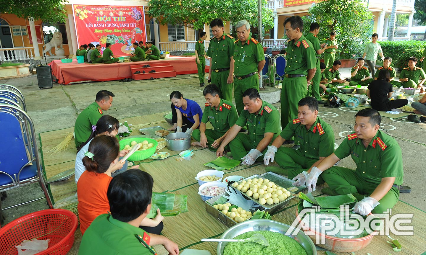 Hội thi Gói bánh chưng, bánh tét Xuân 2020 của CBCS Trại giam Phước Hòa. 	Ảnh: DUY NHỰT