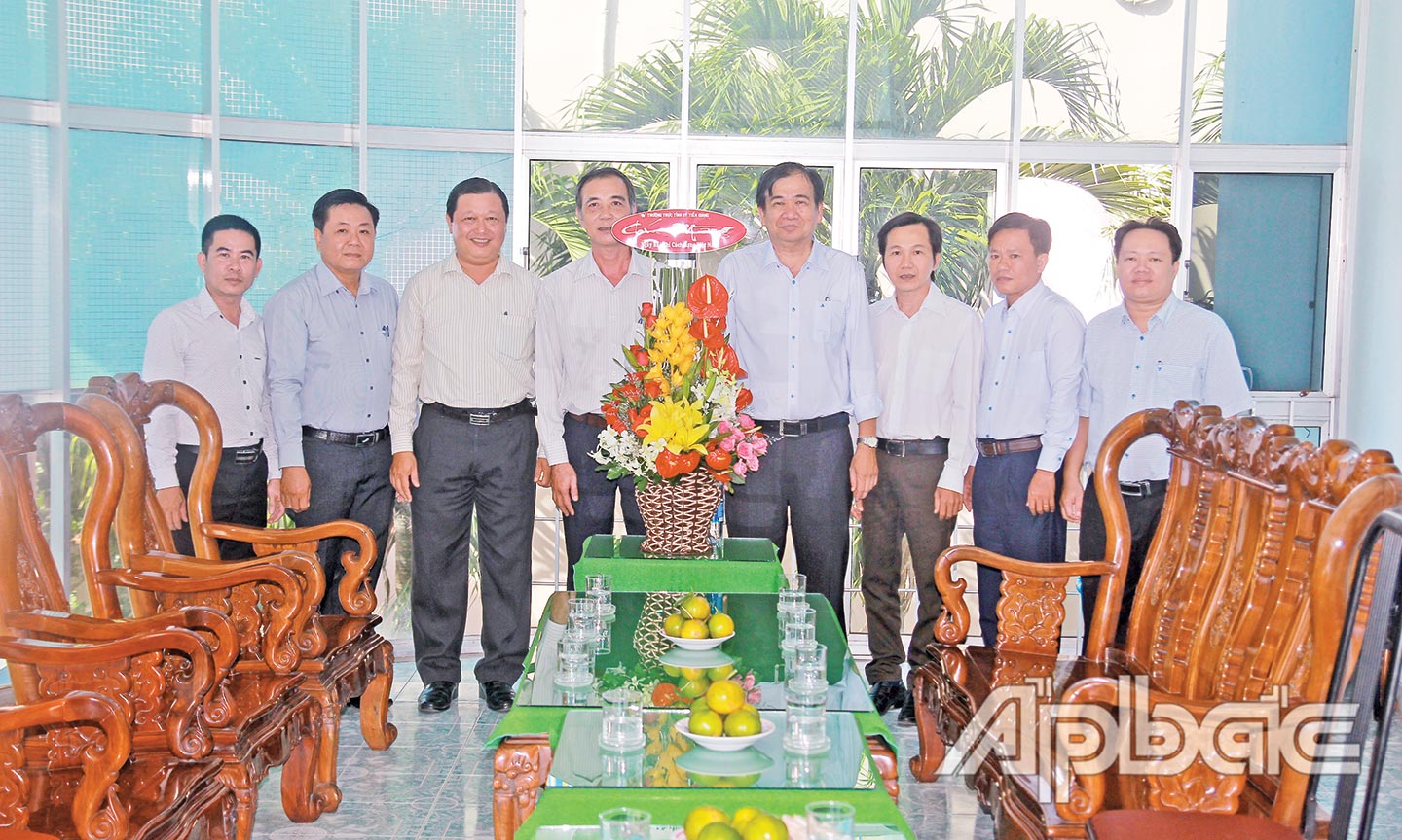 Đồng chí Phạm Văn Phong (bìa trái) và đại diện lãnh đạo tỉnh đến chúc mừng Báo Ấp Bắc nhân Ngày Báo chí cách mạng Việt Nam 21-6-2018.