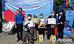 Trao 1.144 phần quà cho khách hành khó khăn do dịch Covid-19