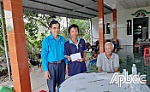 Tặng quà cho công nhân bị tai nạn lao động