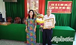Đồng chí Châu Thị Mỹ Phương trao Huy hiệu Đảng