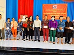 Trao 100 phần quà hỗ trợ sinh kế