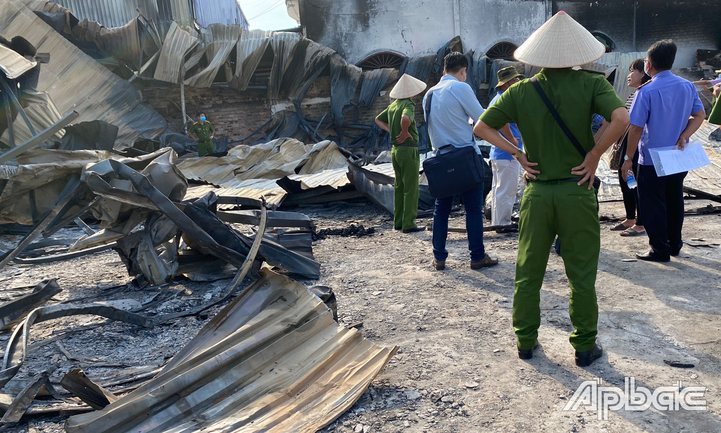 Lực lượng chức năng khám nghiệm hiện trường vụ cháy.