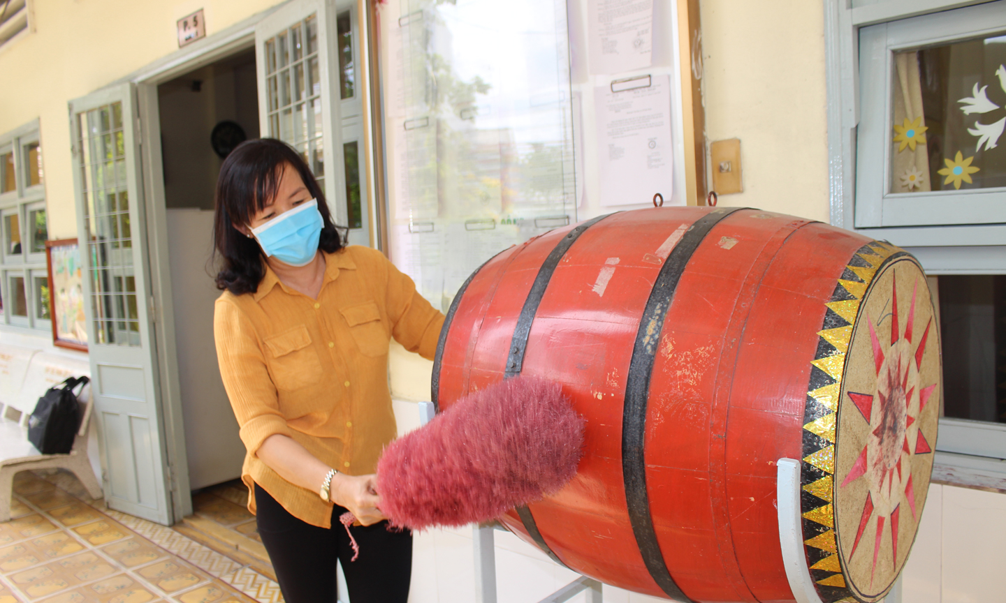 Giáo viên Trường Tiểu học Thiên Hộ Dương vệ sinh trường lớp.