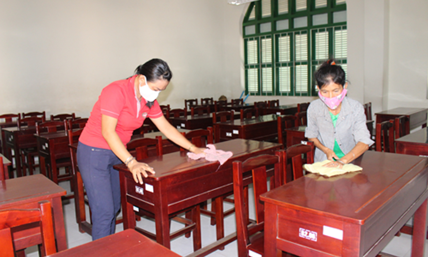 Vệ sinh lớp học tại Trường THPT Nguyễn Đình Chiểu.