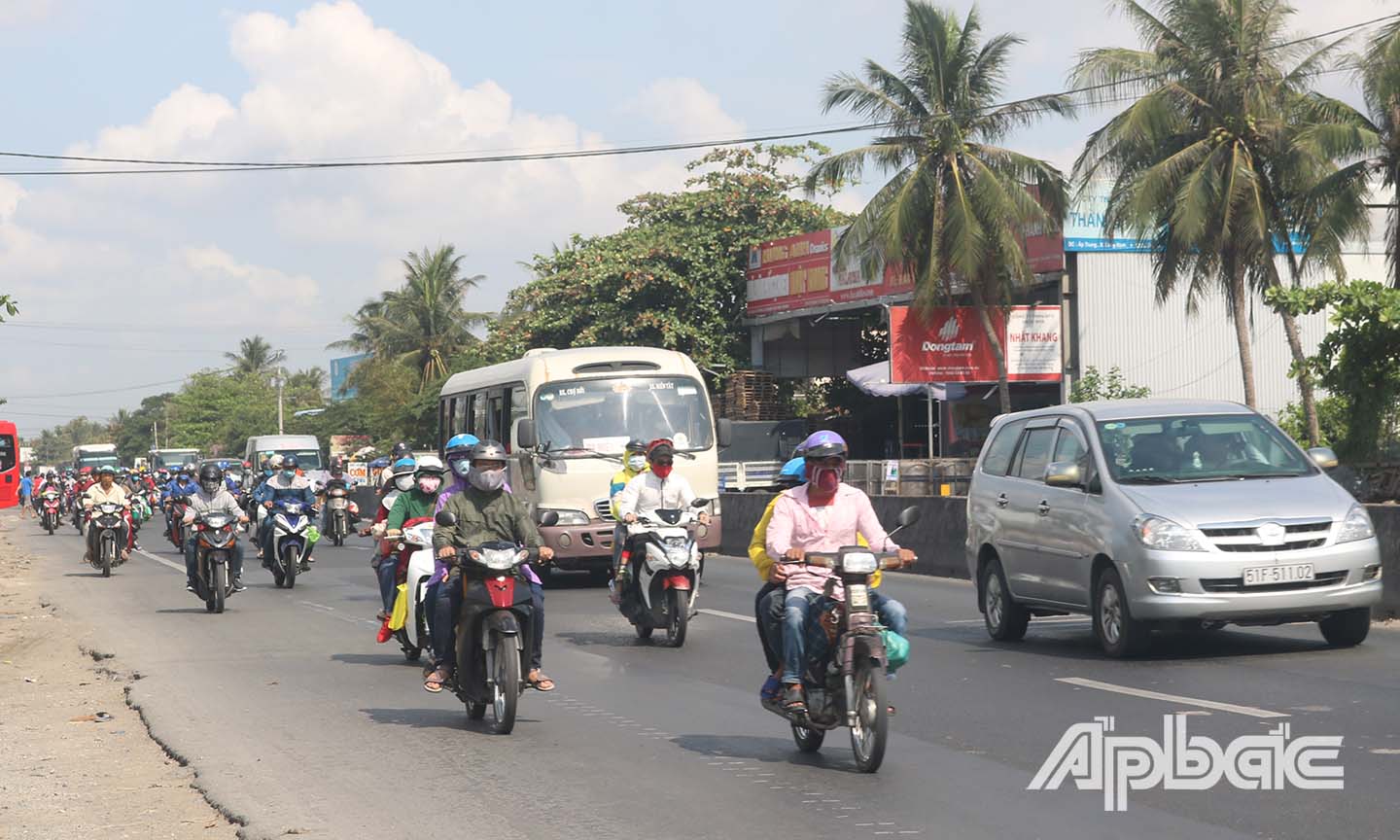 Các xe di chuyển với tốc độ chậm do lượng phương tiện đông.