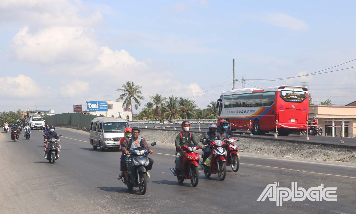 Các phương tiện di chuyển thuận lợi qua cầu Rượu.