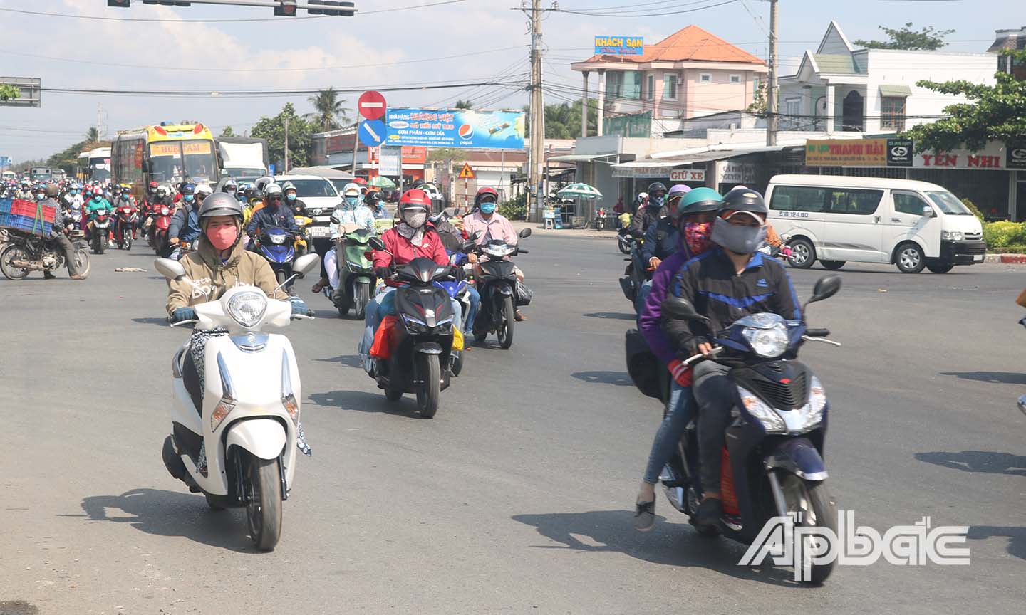 Các phương tiện di chuyển qua Ngã 4 Đông Tâm.