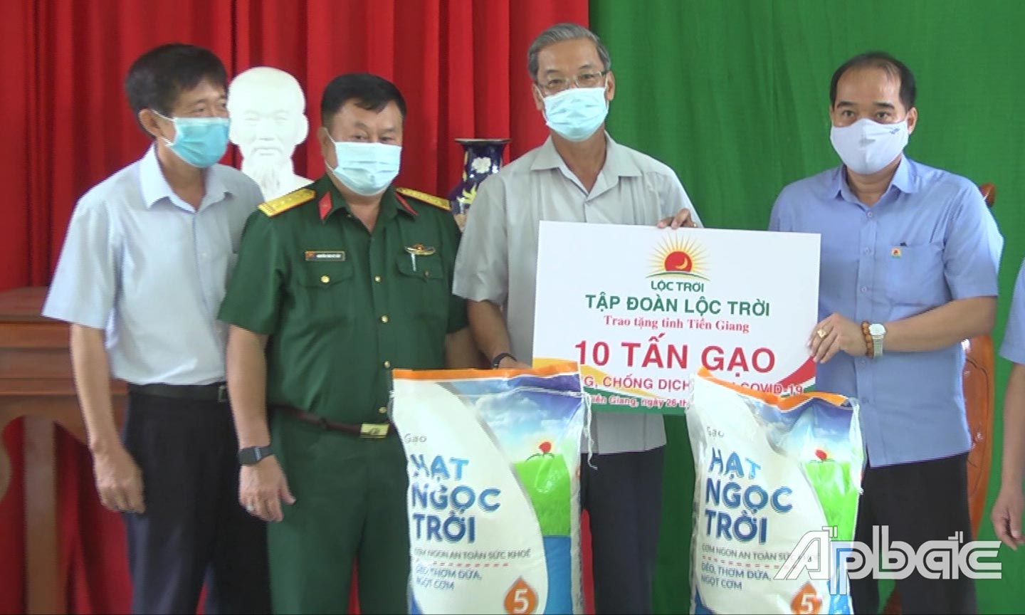 Thông qua Ủy ban MTTQ tỉnh, Tập đoàn Lộc Trời trao tặng 10 tấn gạo cho Trường Quân sự Tiền Giang tham gia  thực hiện công tác phòng, chống dịch bệnh Covid-19.