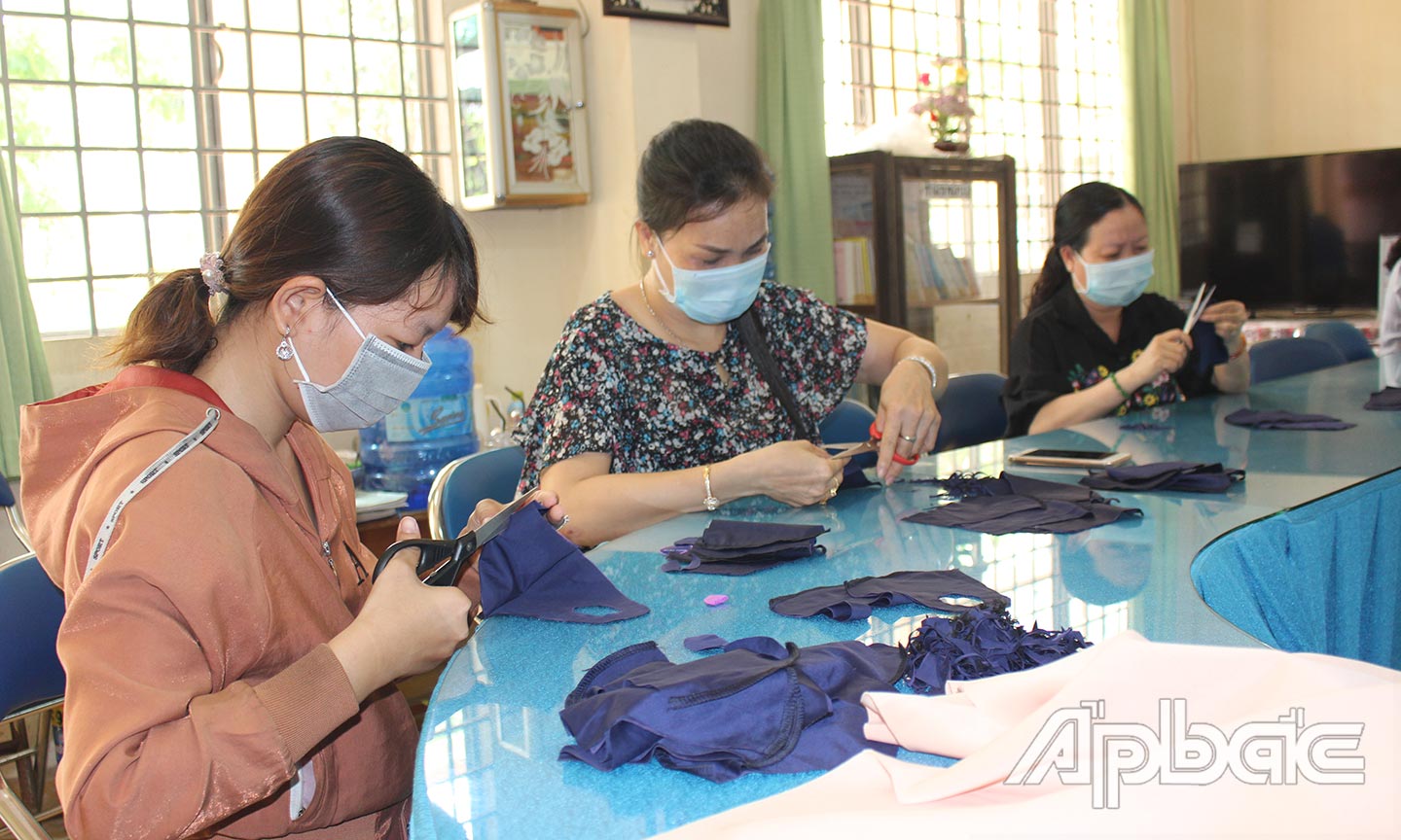 Giáo viên Trường Tiểu học Nguyễn Huệ (TP. Mỹ Tho) may khẩu trang  tặng HS.