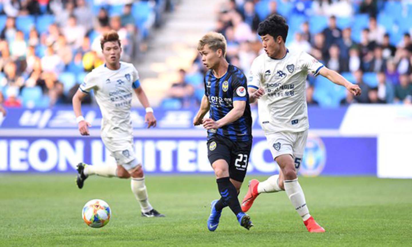 Công Phượng khi còn chơi bóng tại Hàn Quốc trong màu áo CLB Incheon United