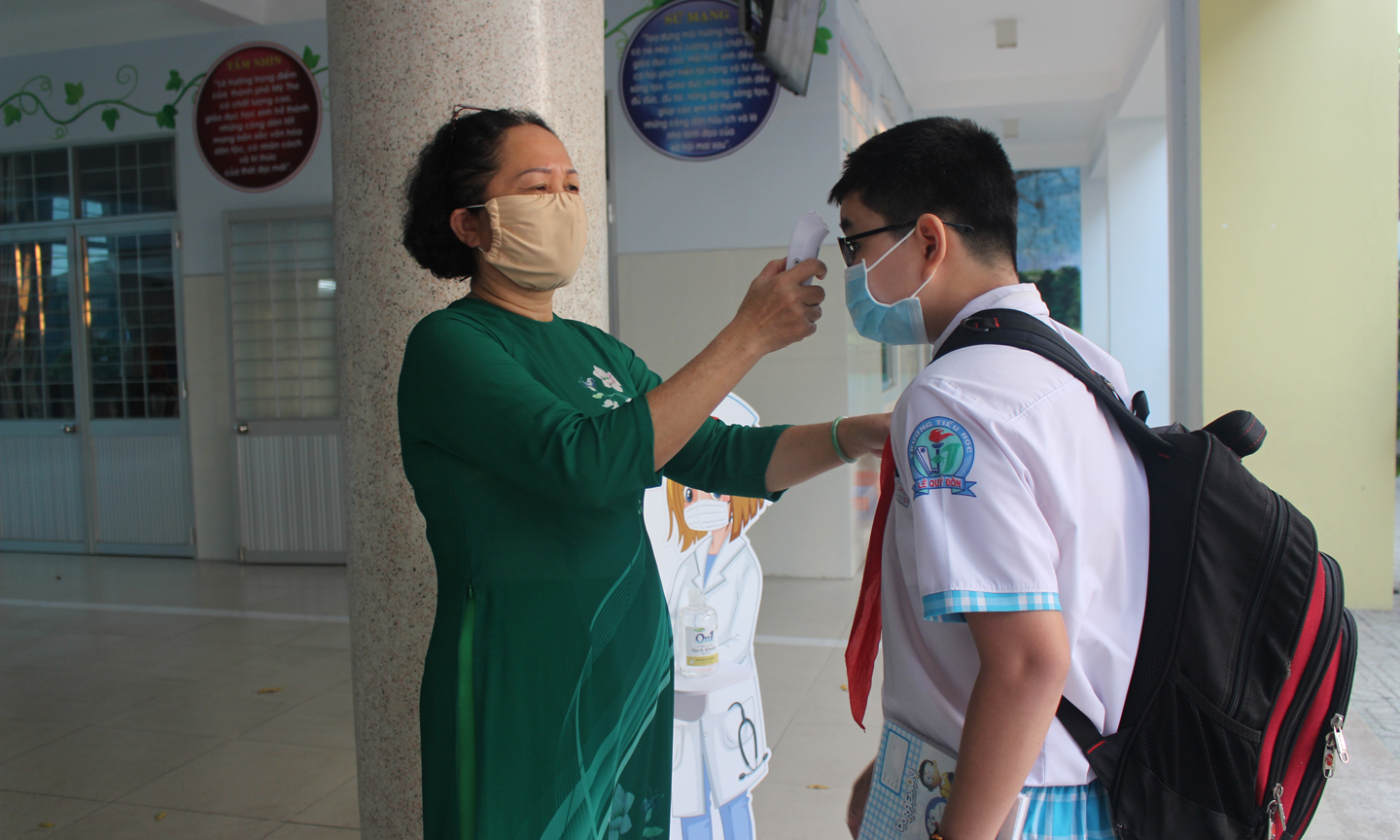 Đo thân nhiệt tại Trường Tiểu học Lê Qúy Đôn.