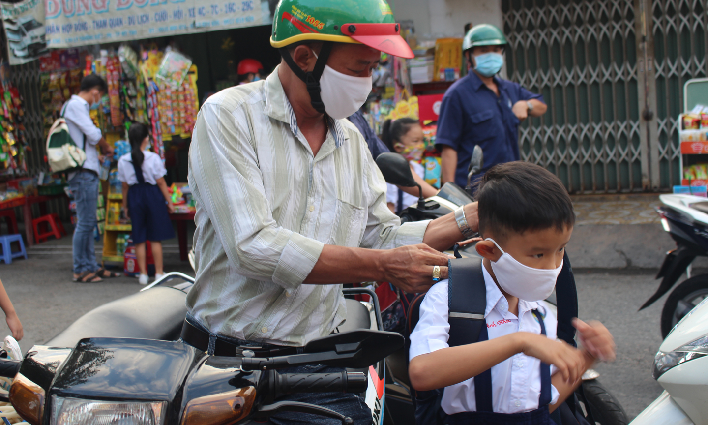 Phụ huynh đưa con đến trường.