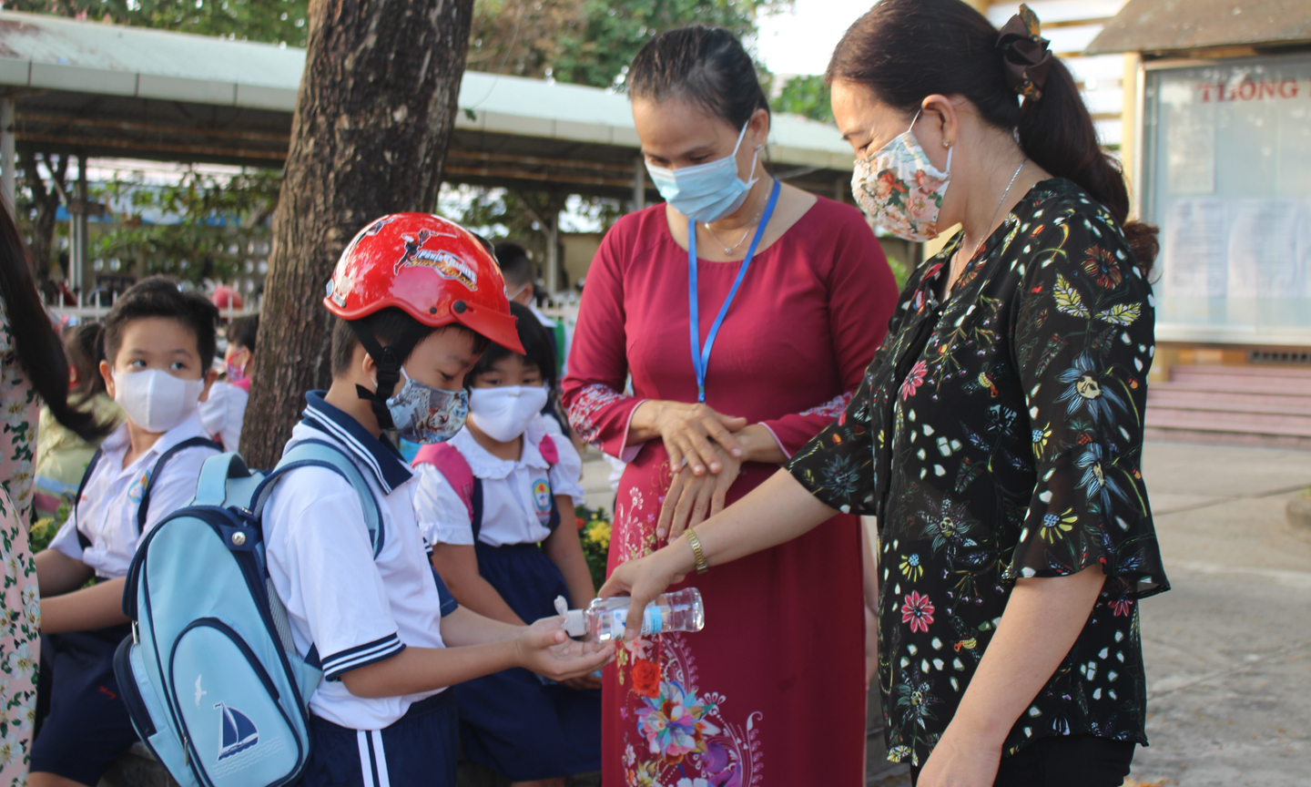 Giáo viên vệ sinh tay chop học sinh.