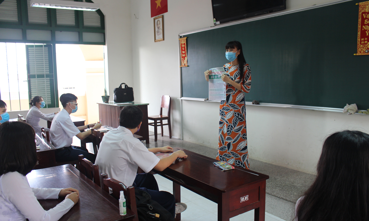 Buổi học đầu tiên, giáo viên hướng dẫn các biện pháp phòng chống dịch bệnh cho học sinh.