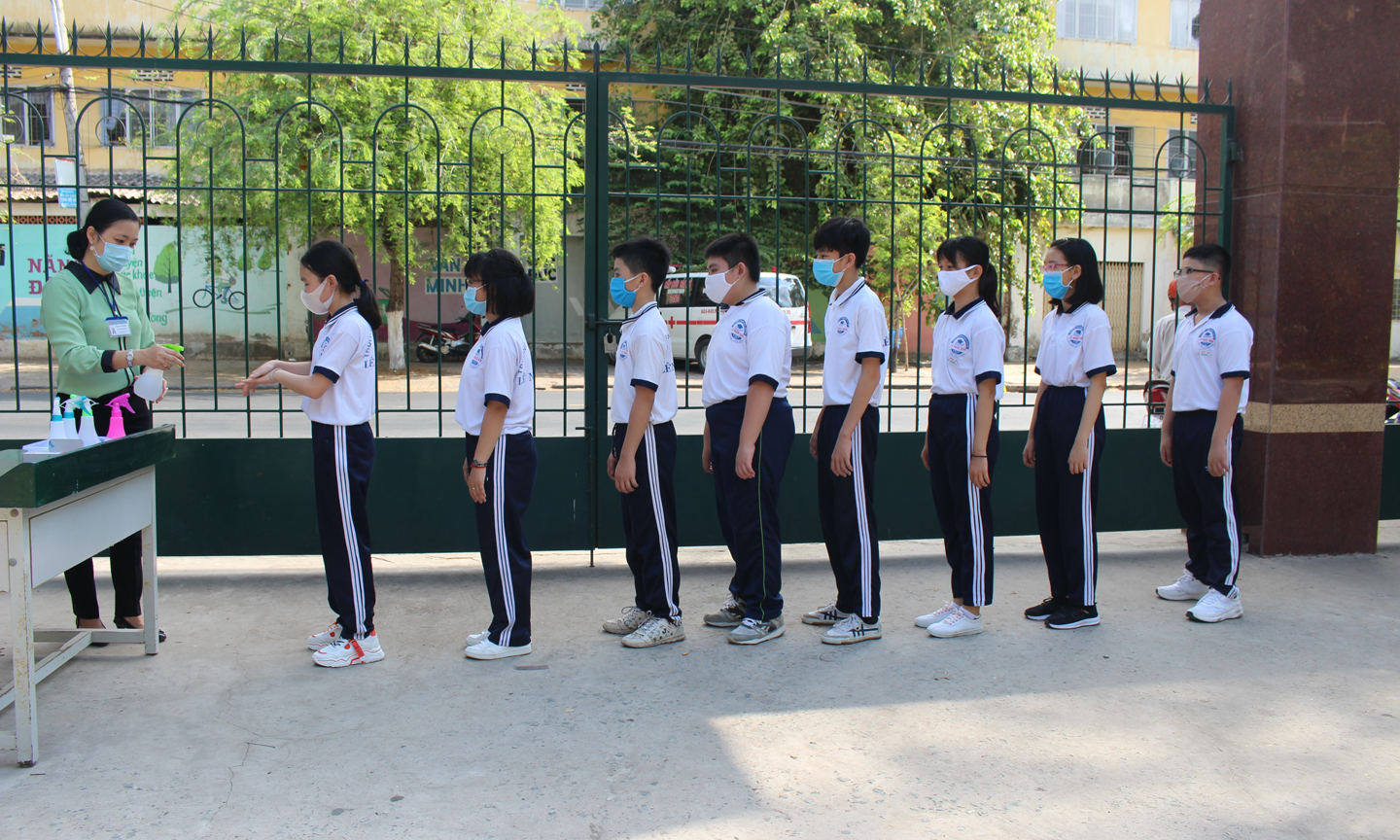 Vệ sinh tay tại Trường THCS Lê Ngọc Hân.