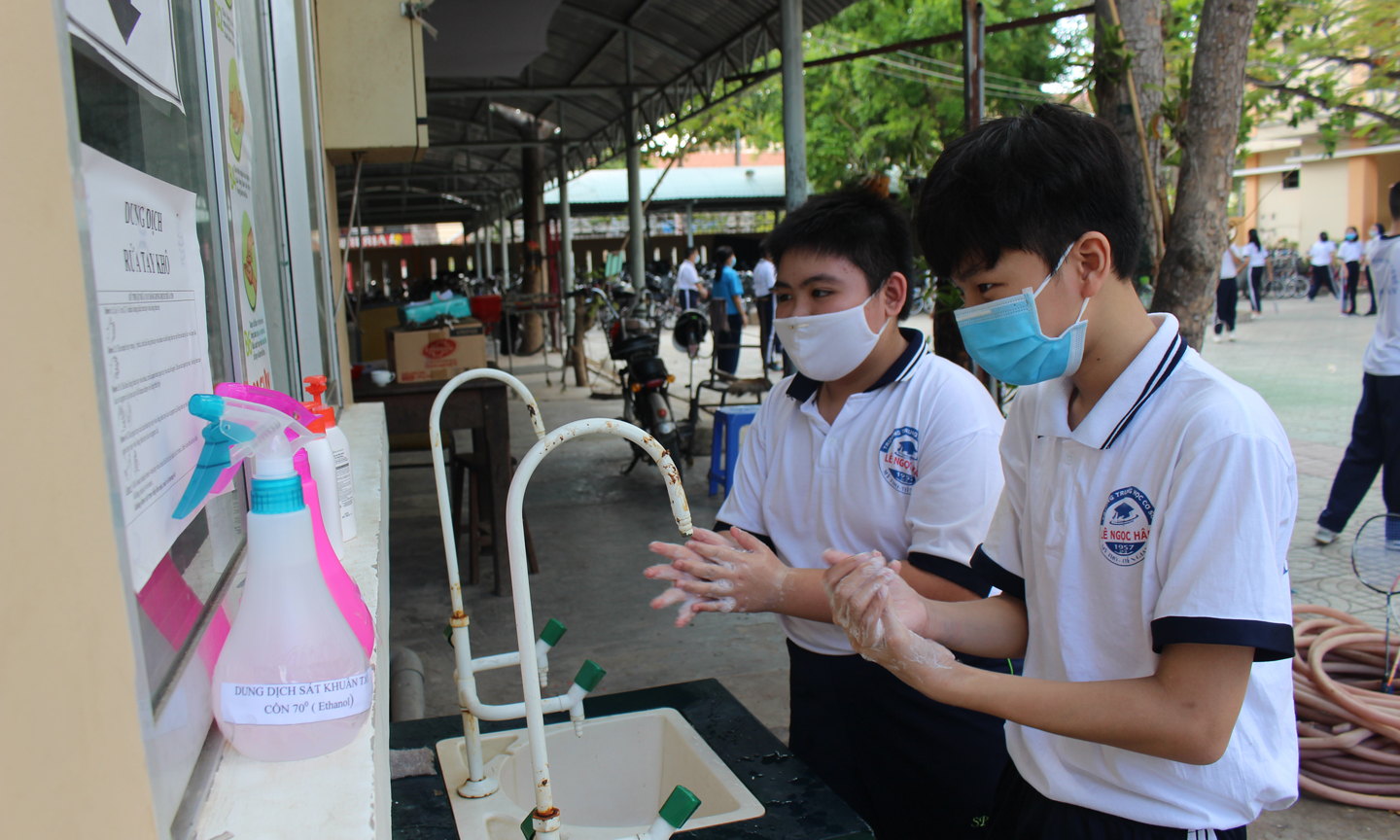 Học sinh rửa tay tại bồn nước.