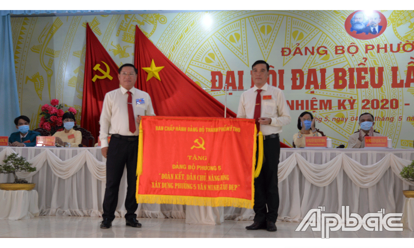 Lãnh đạo TP. Mỹ Tho trao tặng Bức trướng ho lãnh đạo Đảng bộ Phường 5