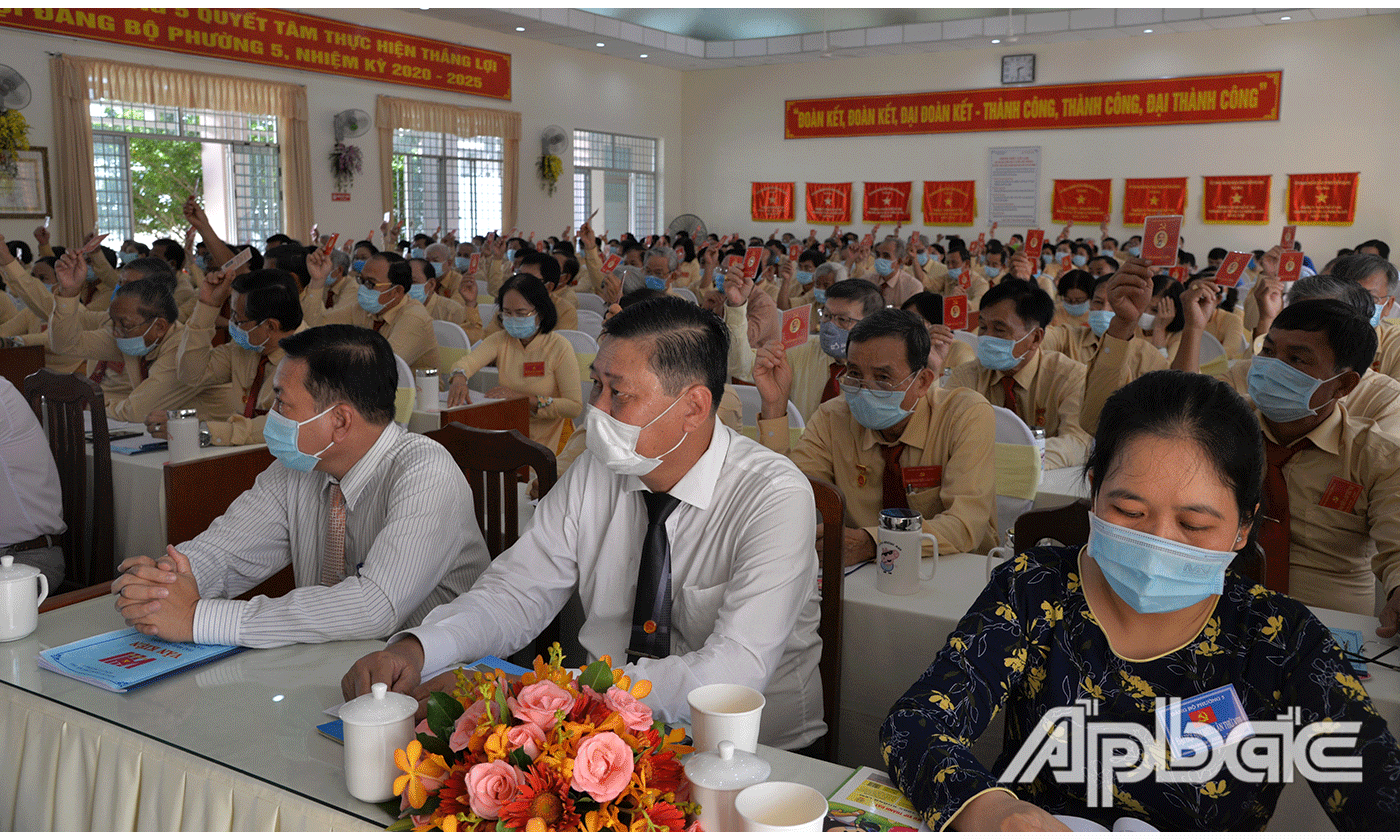 Đại biểu biểu quyết thông qua chương trình Đại hội