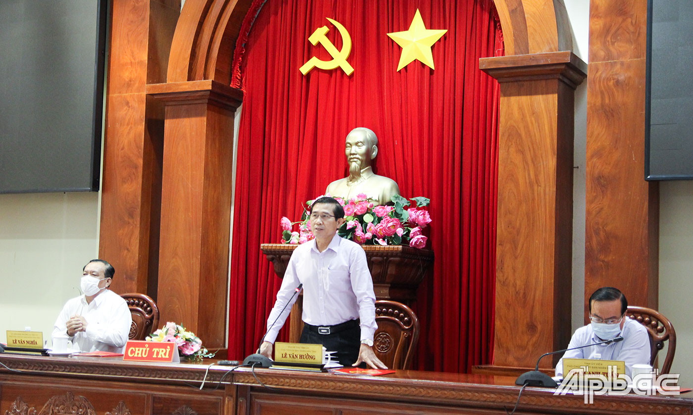 Đồng chí Lê Văn Hưởng phát biểu tại phiên họp.