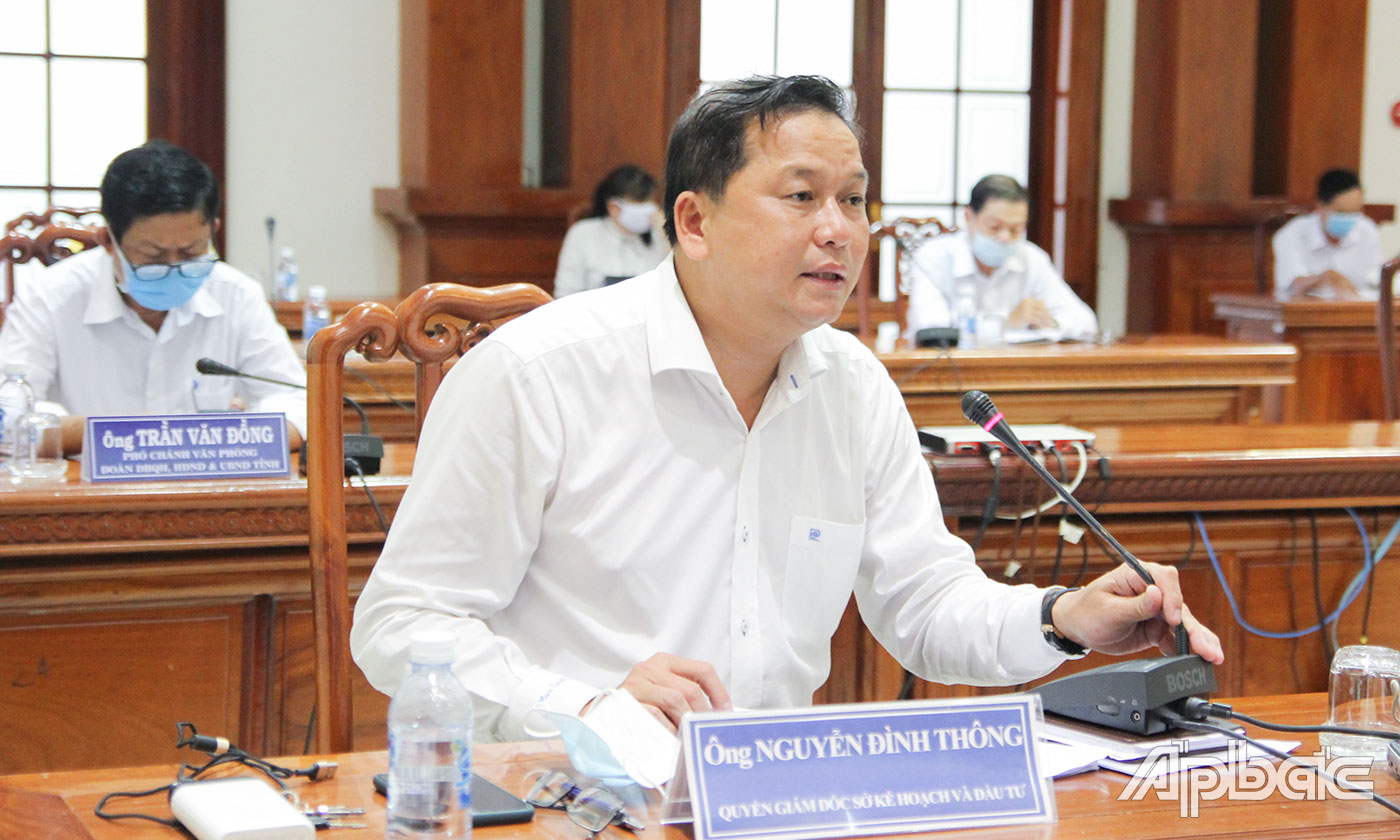 Lãnh đạo Sở Kế hoạch và Đầu tư phát biểu tại phiên họp.