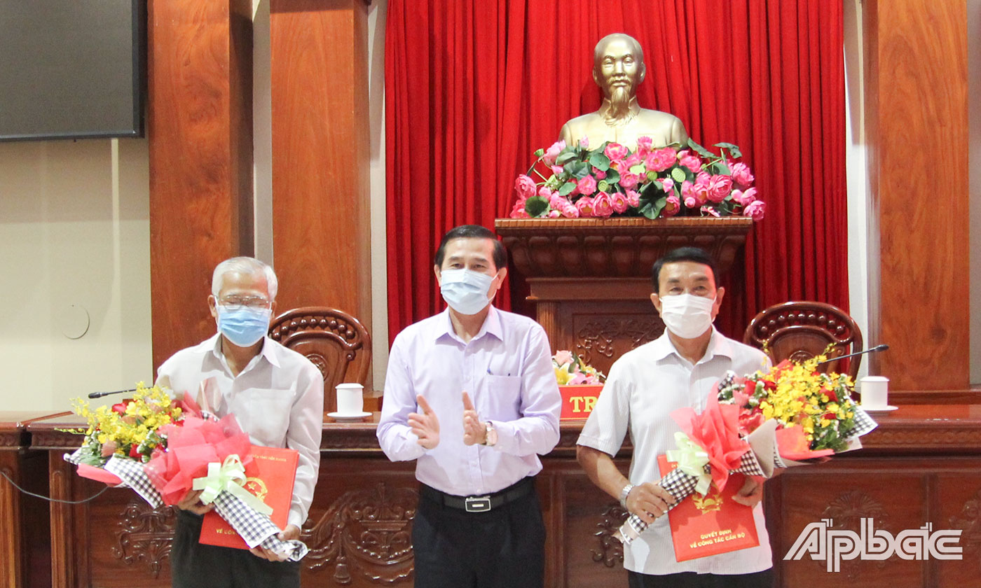 Đồng chí Lê Văn Hưởng trao Quyết định và hoa cho các cá nhân nghỉ hưu, thôi việc theo nguyện vọng.