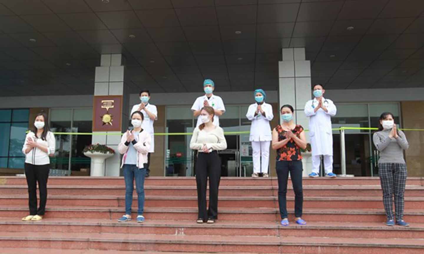 Các bệnh nhân được Bệnh viện Bệnh Nhiệt đới Trung ương công bố khỏi bệnh ngày 25/4/2020. (Ảnh: Minh Quyết/TTXVN)