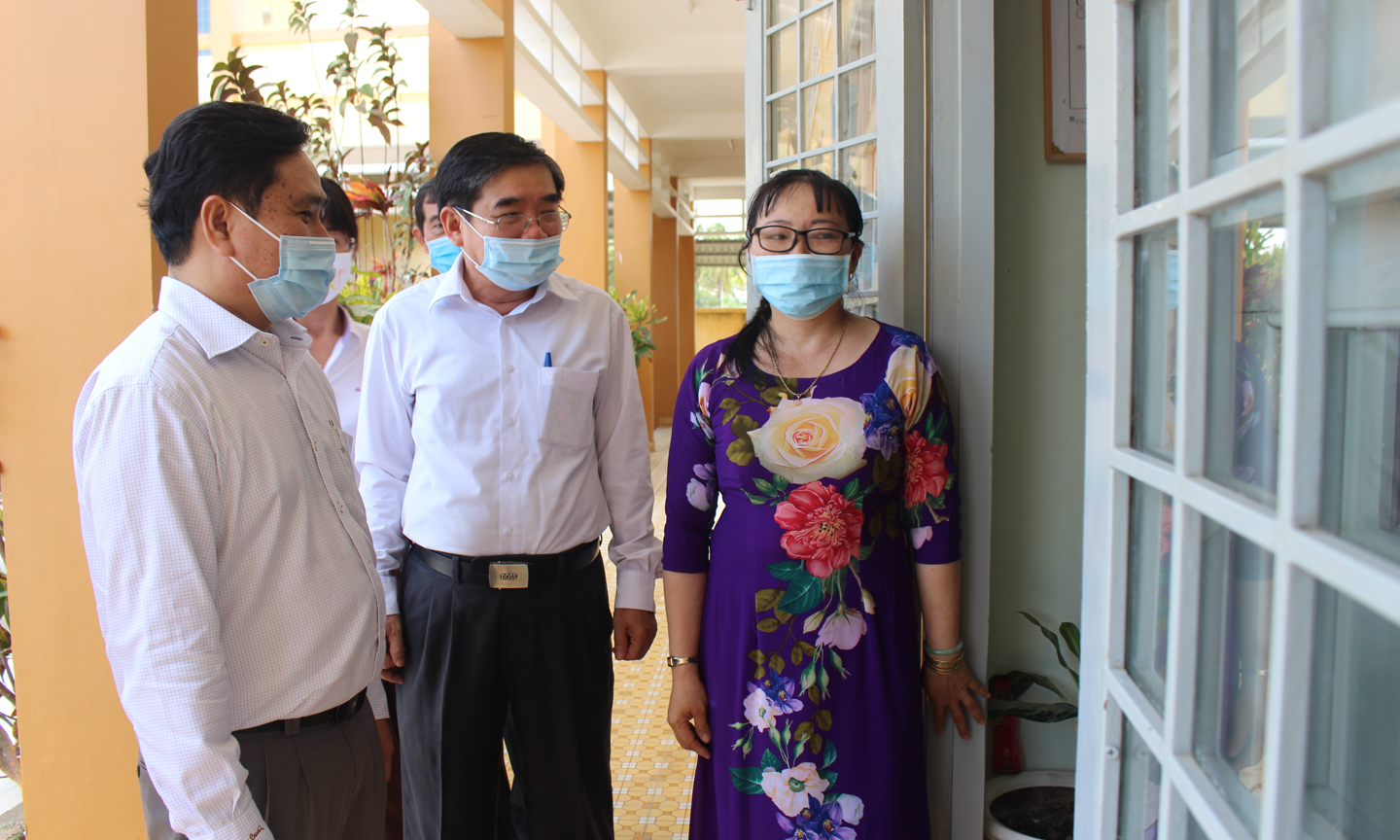 Lãnh đạo tỉnh hỏi thăm giáo viên về tình hình học sinh ta5ii Trường Tiểu học Nguyễn văn Quyên. 