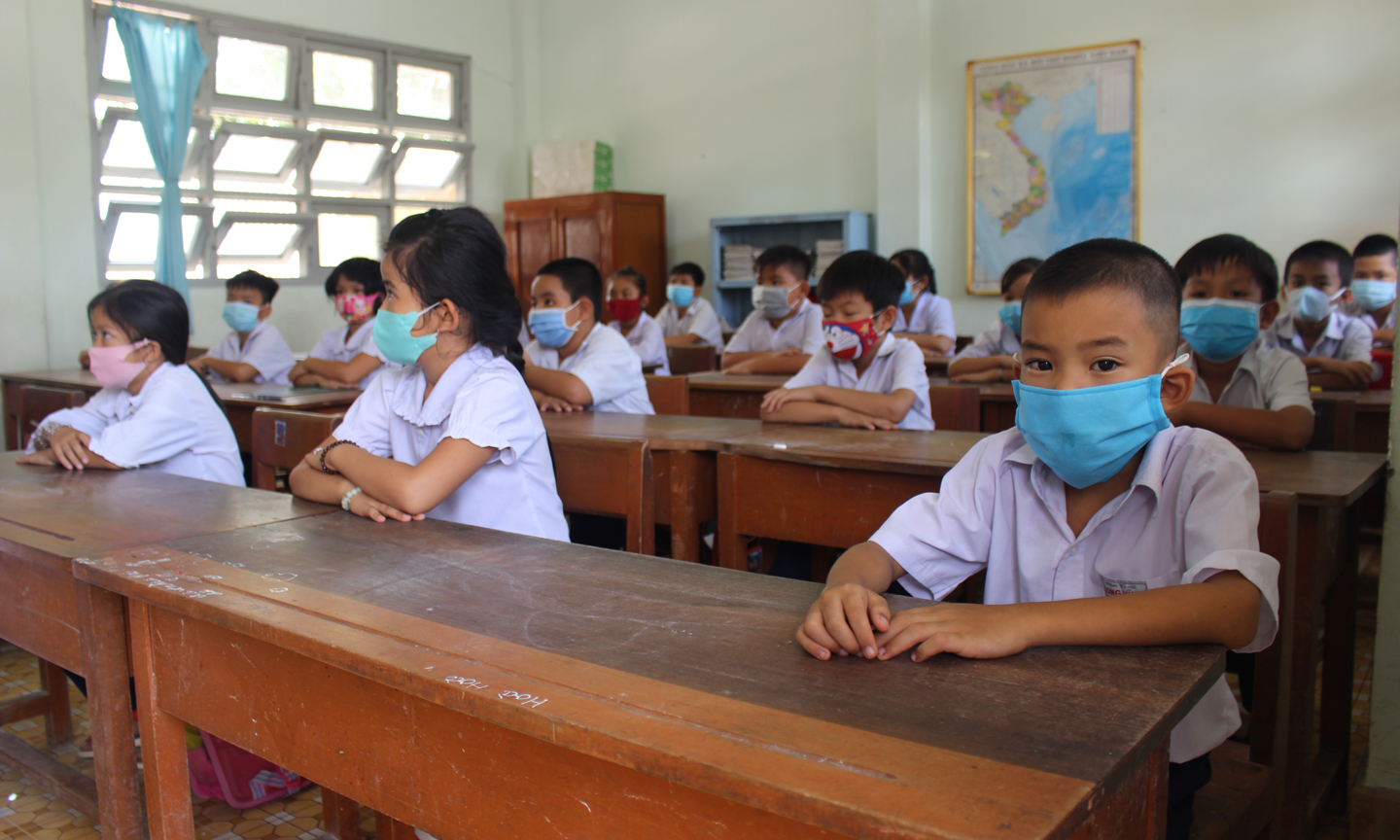 Học sinh đeo khẩu trang khi trở lại trường.