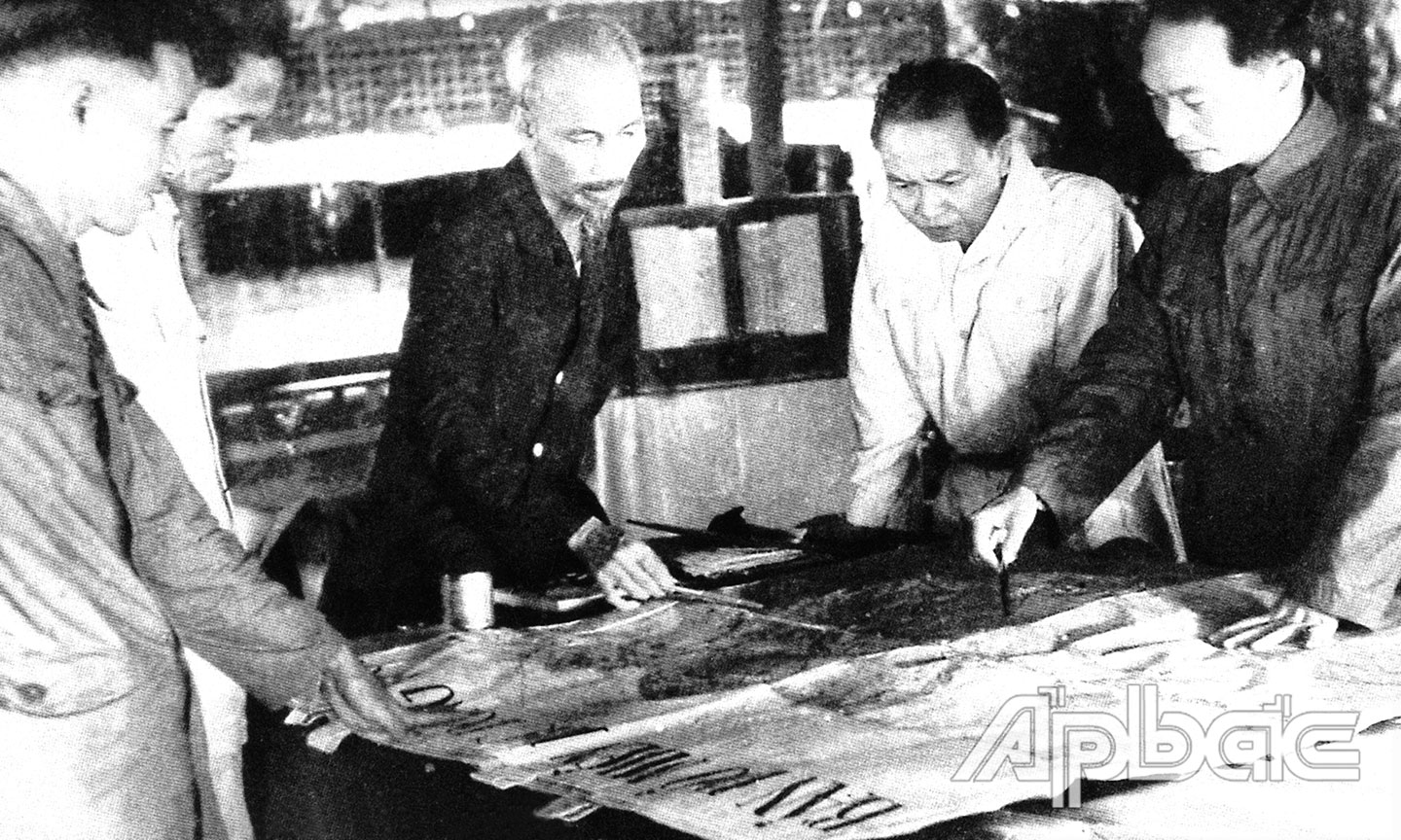 Chủ tịch Hồ Chí Minh và các đồng chí lãnh đạo Đảng họp cuối năm 1953 tại Việt Bắc, quyết định mở Chiến dịch  Điện Biên Phủ.
