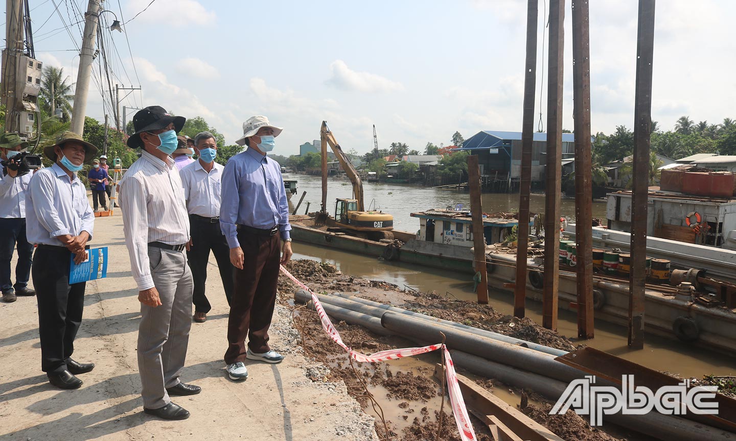Đồng chí Lê Văn Hưởng khảo sát công đoạn đóng cọc  tại công trình xử lý sạt lở ở kinh 28. 