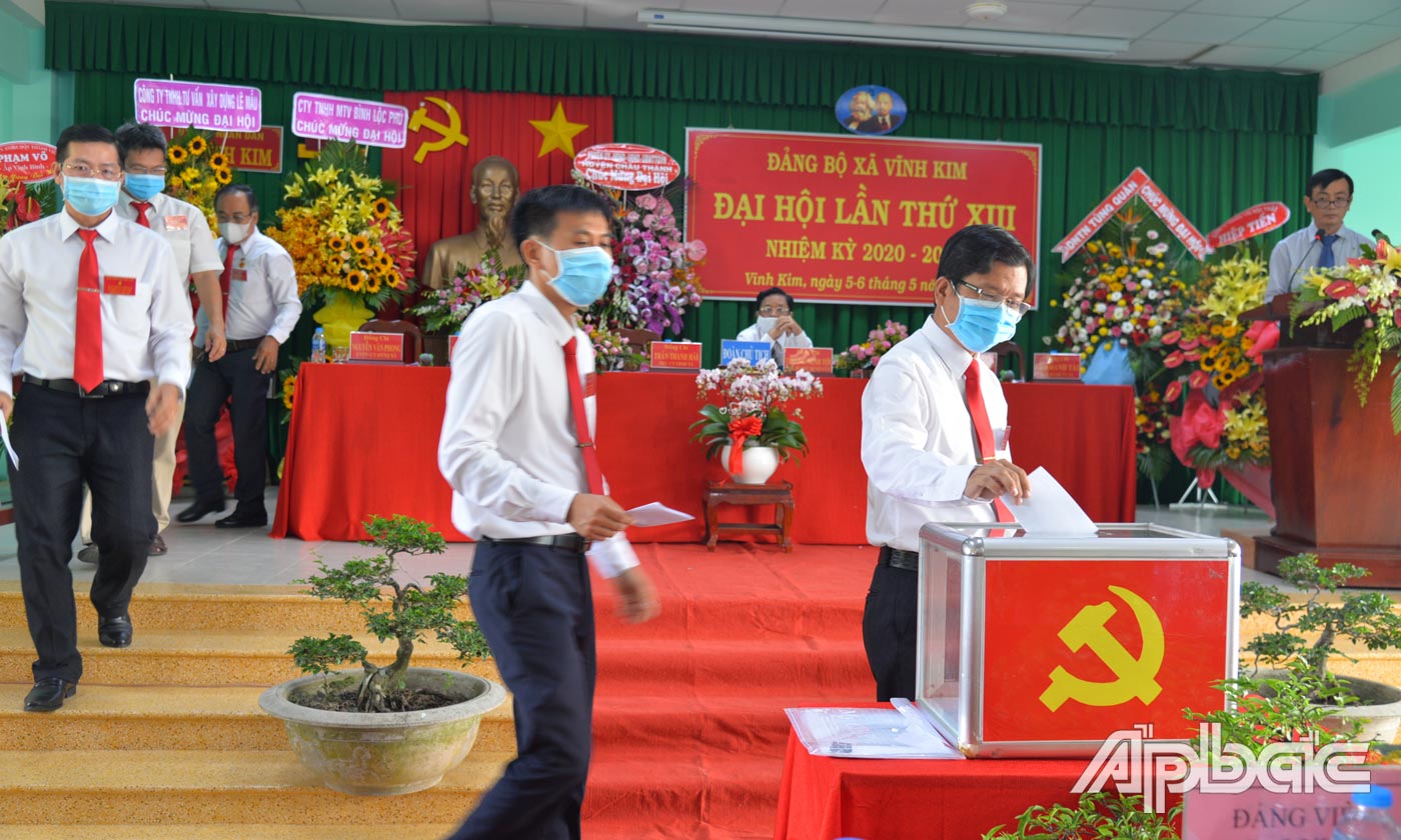 Đại biểu tiến hành bầu cừ tại đại hội.