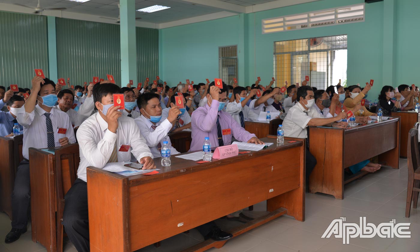 Đại biểu biểu quyết thông qua Nghị quyết đại hội.