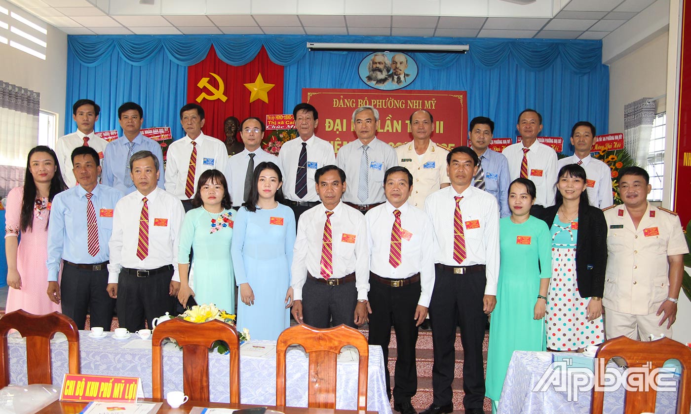 Ban Chấp hành Đảng bộ phường Nhị Mỹ lần thứ II, nhiệm kỳ 2020 - 2025 chụp ảnh lưu niệm với lãnh đạo thị xã.