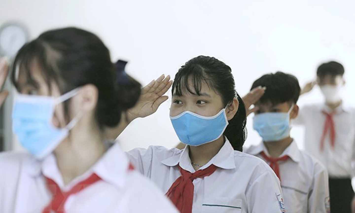 Nghi thức chào cờ thực hiện tại lớp của học sinh trường Trung học cơ sở Sông Đà (tỉnh Hòa Bình). (Ảnh: Trọng Đạt/TTXVN)