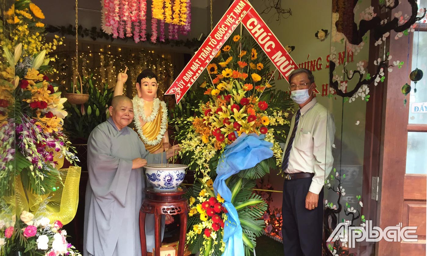 Đồng chí Huỳnh Văn Hải tặng hoa chúc mừng tại Phân ban Ni giới tỉnh Tiền Giang.