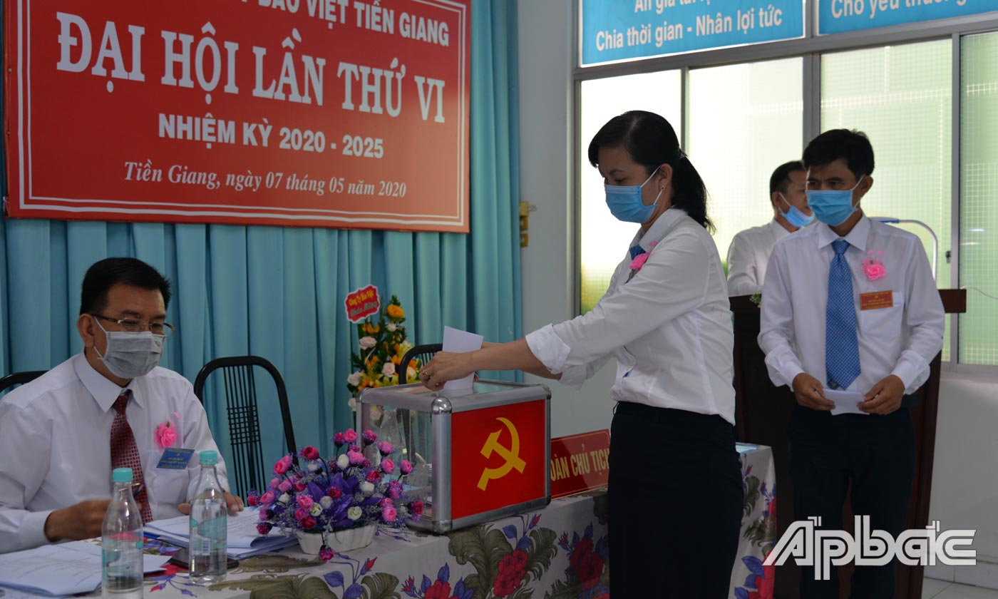 Đại hội tiến hành bầu cử.