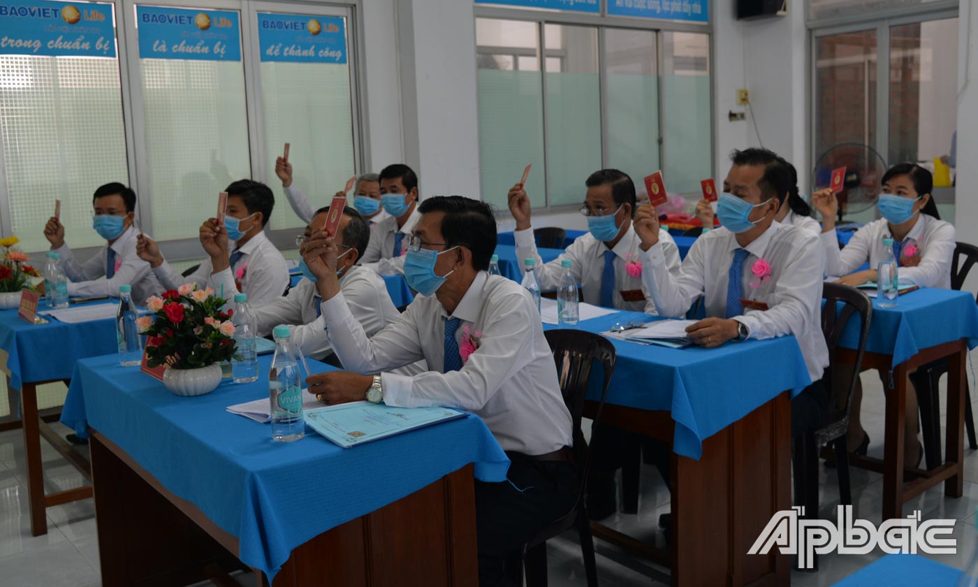 Đảng viên tham dự biểu quyết các chỉ tiêu chủ yếu của đãi hội.