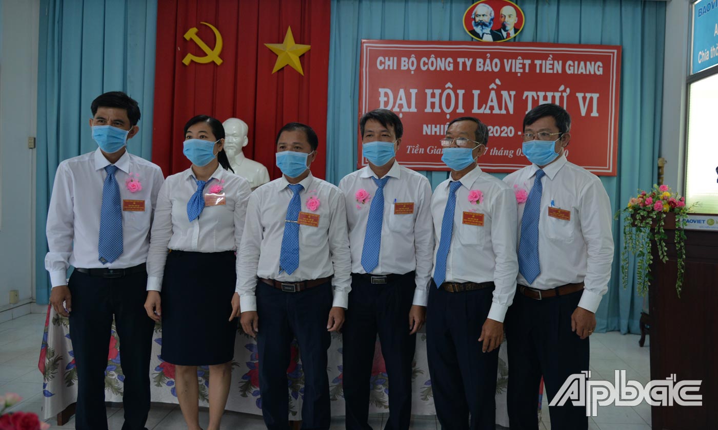 Cấp ủy nhiệm kỳ mới ra mắt đại hội.