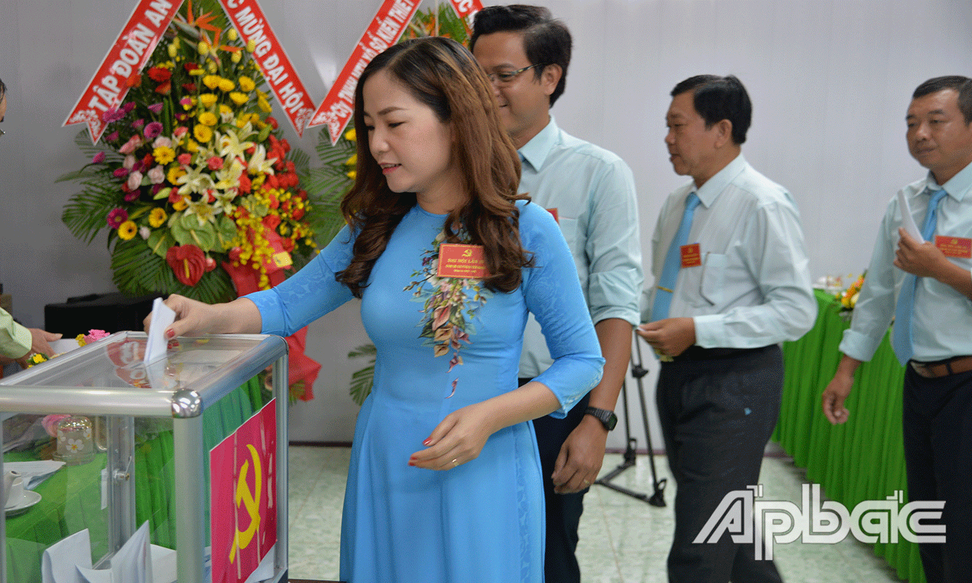 Đại biểu bỏ phiếu bầu Ban chấp hành Đảng bộ Đài PH-TH Tiền Giang nhiệm kỳ 2020-2025