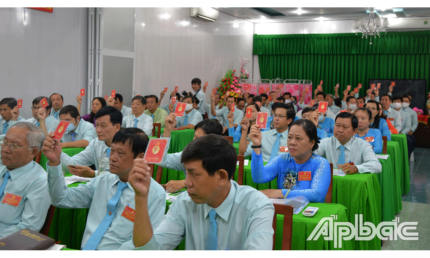 Đại biểu biểu quyết thông qua nghi quyết tại Đại hội