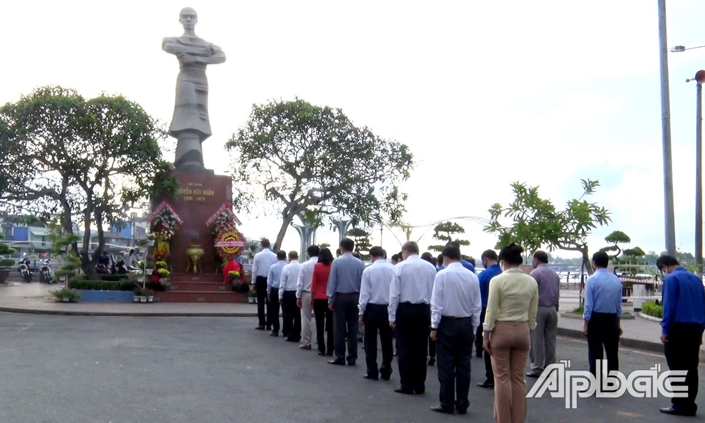 Đặt tràng hoa, thắp hương tưởng niệm tại Tượng đài Thủ Khoa Huân (phường 1, TP. Mỹ Tho).
