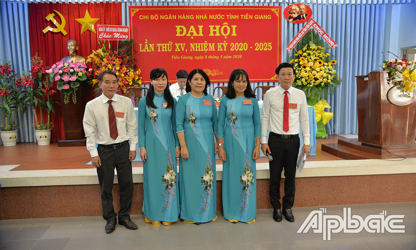 Cấp uỷ nhiệm kỳ mới ra mắt đại hội