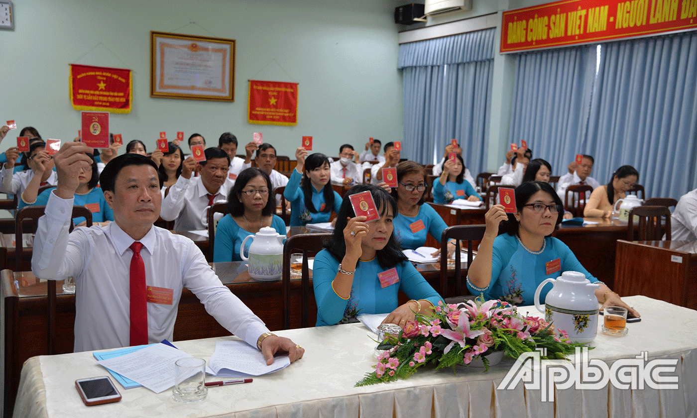 Đảng viên biểu quyết chương trình đại hội