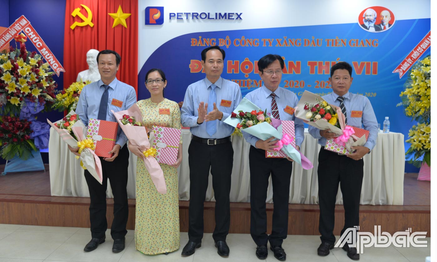 Tặng hoa các ủy viên không tái cử nhiệm kỳ mới.